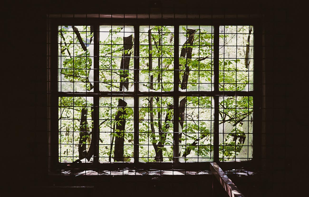 cracks-in-pressure-washing-windows-blue-wave